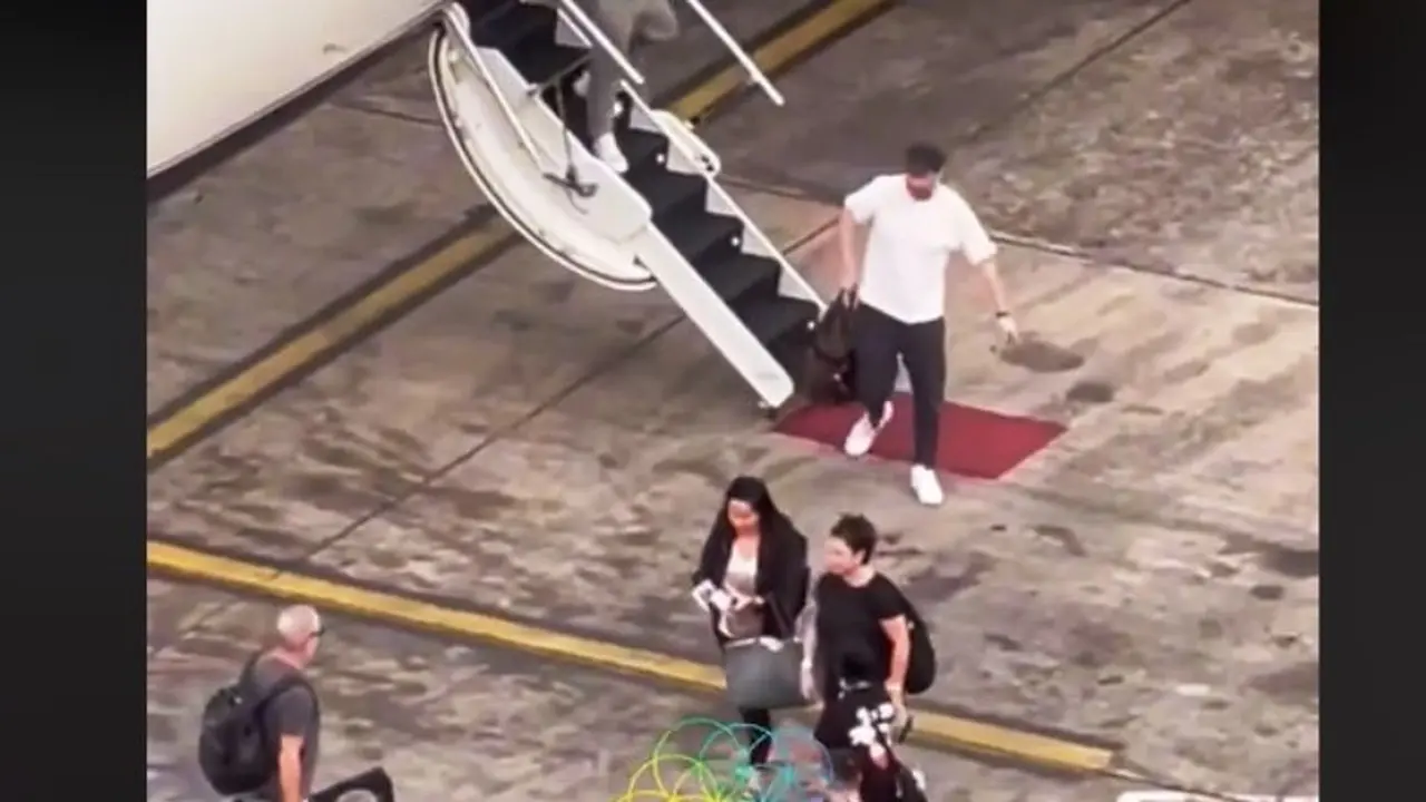 Beredar Video Personel Coldplay Tiba di Jakarta, Turun dari Pesawat Pakai Kaus Simpel dan Bawa Alat Musik Sendiri