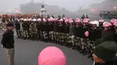 Prajurit wanita dari Pasukan Keamanan Perbatasan India (BSF) yang memakai helm pink mendapat instruksi selama latihan untuk Parade Hari Republik di New Delhi, India, Rabu (10/1). (AFP Photo/Prakash Singh)