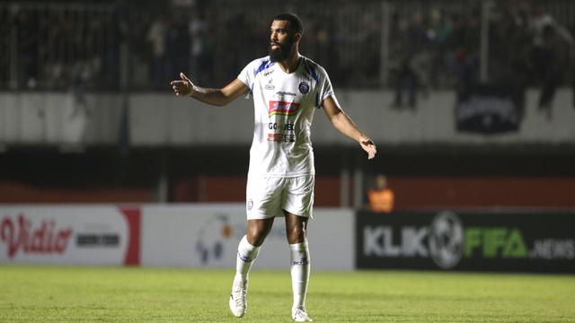 Striker Arema FC, Sylvano Comvalius