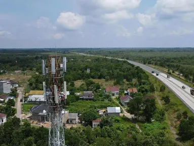 Foto udara teknisi melakukan pemeliharaan tower BTS 4G XL Axiata di Kuta Raya, Kayu Agung, Ogan Komering Ilir (OKI), Sumatera Selatan. Senin (13/3/2023). XL Axiata memastikan jaringan miliknya siap melayani kebutuhan pelanggan dan masyarakat selama Ramadhan hingga Hari Raya Idul Fitri 1444 Hijriah. (Liputan6.com/Herman Zakharia)