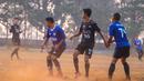 Pemain berebut bola saat laga Liga Ayo Jakarta 2019. (Liga Ayo)