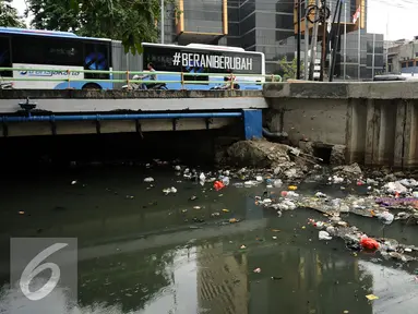 Tumpukan sampah terlihat di pinggir kali di sisi Jalan Petojo Utara VI, Jakarta, Senin (26/12). Tumpukan sampah tersebut didominasi limbah plastik, botol minuman ringan dan sterefoam. (Liputan6.com/Helmi Fithriansyah)