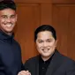 Pemain keturunan Belanda, Mees Hilgers bersalaman dengan ketua umum PSSI, Erick Thohir di Jakarta, Jumat (6/9/2024) malam WIB. (Instagram/erickthohir)