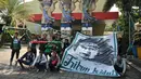 Sejumlah Bonek 1927, suporter klub sepak bola Persebaya Surabaya, berfoto di depan lokasi berlangsungnya KLB PSSI di Ancol, Jakarta, Rabu (3/8). Para Bonek menuntut tim kesayangannya untuk bisa tampil dikompetisi resmi. (Liputan6.com/Gempur M Suray)