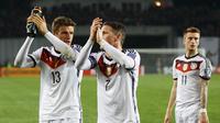 Penyerang Jerman, Thomas Mueller merayakan selebrasi bersama pemain Jerman lain usai memenangkan pertandingan saat kualifikasi Piala Eropa 2016 di Locomotiv Stadium, Minggu (29/3/2015). Jerman menang 2-0 atas Georgia. (REUTERS/David Mdzinarishvili)z)