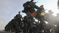 Latgab TNI 2014 ini bertemakan 'Komando gabungan TNI melaksanakan kampanye militer di wilayah mandala perang dalam rangka OMP guna menjaga kedaulatan NKRI'. (Liputan6.com/Faizal Fanani)