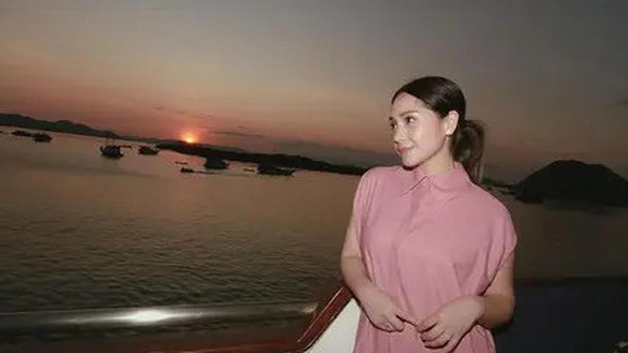 6 Potret Wajah Glowing Nagita Slavina dengan Makeup Natural, Sama Cantiknya dengan Pemandangan Sunset