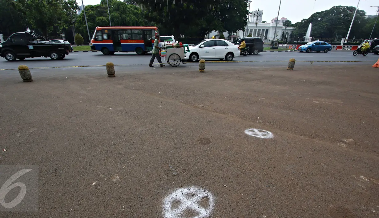 Suasana lenggang di depan Istana Negara, Jakarta, Selasa (24/11). Aktivitas serta lalu lintas di sekitar Istana masih terlihat sepi dan kondusif meskipun kawasan tersebut menjadi salah satu tempat aksi mogok buruh. (Liputan6.com/Immanuel Antonius)