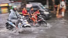 Pengendara motor menerjang banjir di Jalan KH. Ahmad Dahlan Cipondoh, Tangerang, Selasa (16/2/2021). Hujan deras yang melanda wilayah Tangerang mengakibatkan ruas jalan alternatif penghubung Tangerang dengan Jakarta tersebut banjir setinggi lutut orang dewasa. (Liputan6.com/Angga Yuniar)