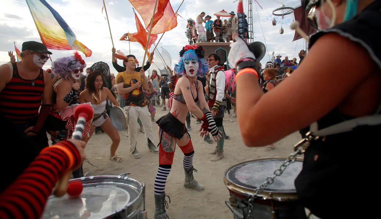 Anggota band Sampah Kan Marchink tampil menghibur pengunjung di Festival Burning Man, di padang pasir Black Rock, Nevada, Amerika Serikat (29/08). Acara digelar 5 kilometer dari arah utara Gerlach, Washoe County, Nevada. (REUTERS/Jim Urquhar)