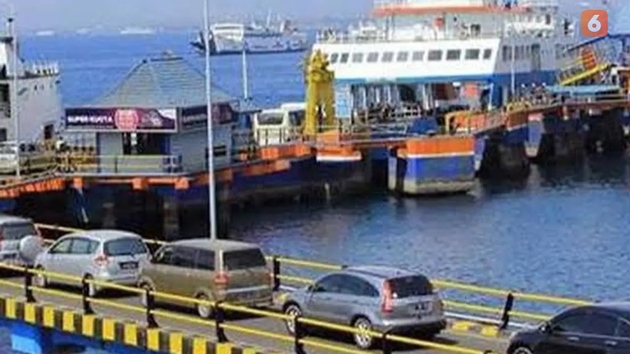 Kendaraan roda empat pribadi mulai pedati Pelabuhan Ketapang untuk menyebrang ke Bali. (Hermawan Arifianto/Liputan6.com)