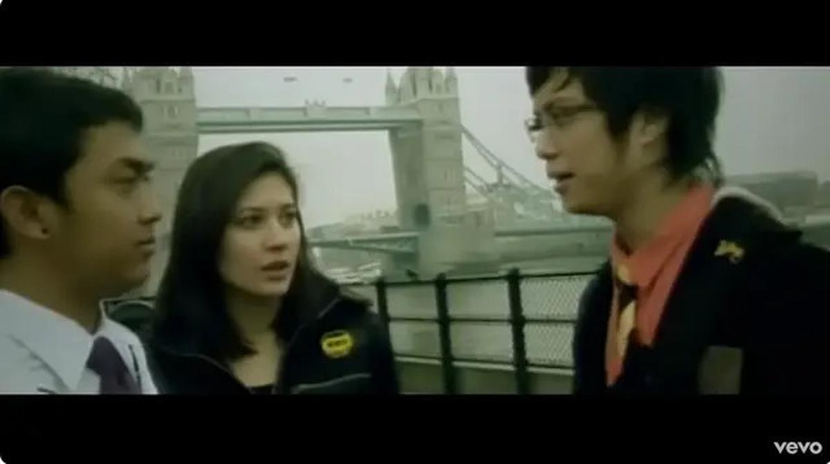 Akui Belum Terima Bayaran, Ini 6 Potret Hannah Al Rasyid di Video Klip Yovie Nuno Dia Milikku