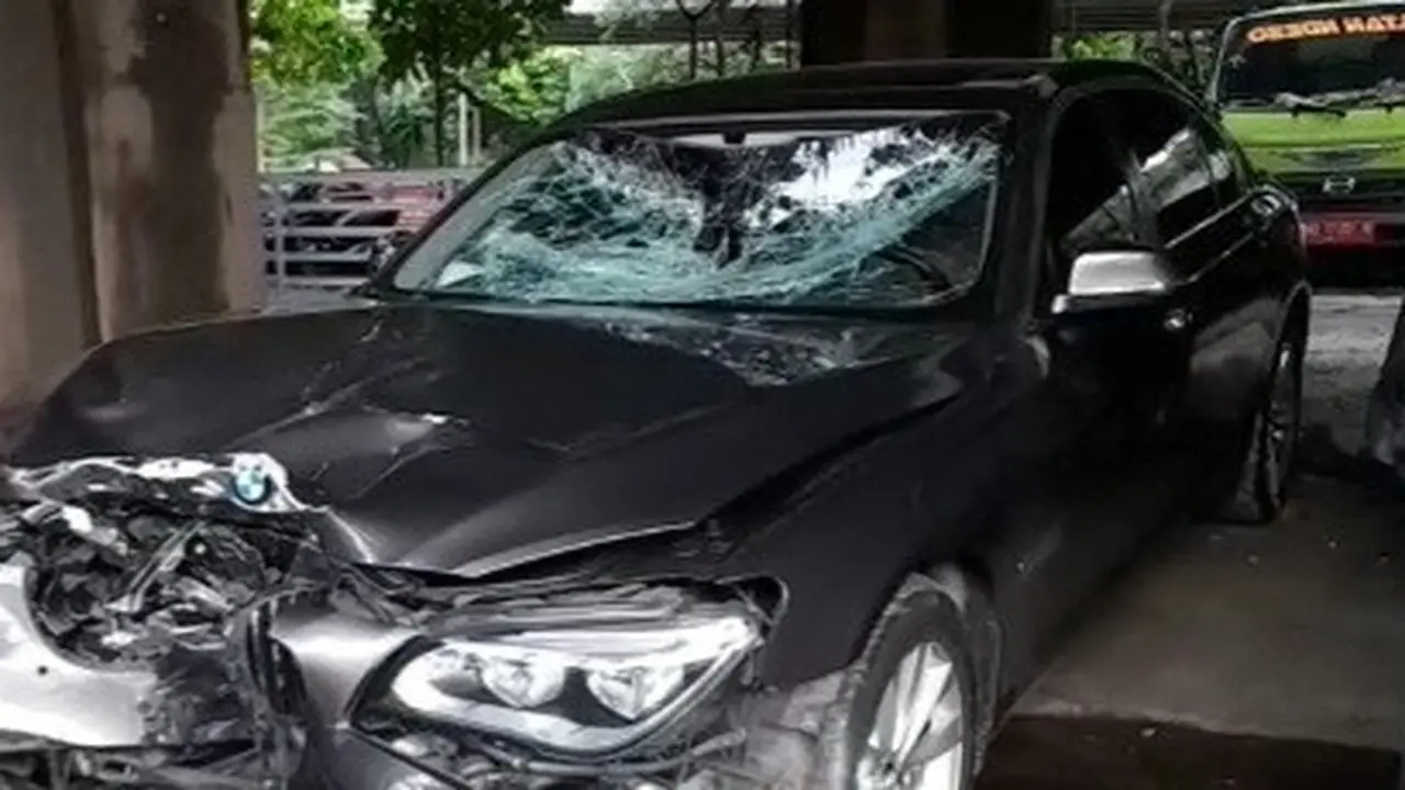 Mobil BMW Ringsek Setelah Melaju Lawan Arah dan Menabrak Pemotor hingga Tewas di Jalan Fatmawati Jaksel