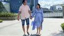 <p>Baru-baru ini, keluarga Ibas dan Aliyah pun berlibur ke Singapura. Aliyah pun tampil dengan dress biru dengan detail kancing depan dipadukan flat shoes. @ruby_26</p>