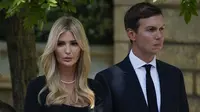 Ivanka Trump dan Jared Kushner tiba untuk prosesi pemakaman Ivana Trump di New York, Rabu (20/7/2022). Bersama Donald Trump, Ivana melahirkan tiga orang anak antara lain Donald John Trump Junior, Ivanka Trump dan Eric Trump. (AP Photo/Julia Nikhinson)