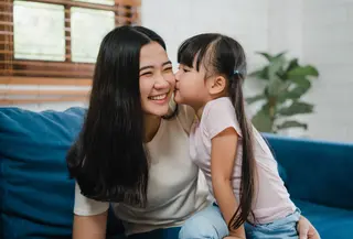 Menjadi seorang working mom memang menjadi tantangan yang cukup berat, tetapi Sahabat Fimela pasti bisa menjalaninya. (Foto: Freepik/freepik)