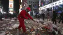 Petugas kebersihan saat membersihkan sampah usai perayaan tahun baru 2016 di Times Square di Manhattan borough, New York, USA (1/1/2016). (REUTERS/Andrew Kelly)