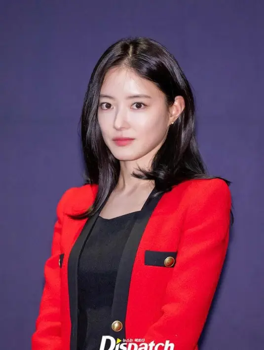Pemeran ‘Memorist’ Lee Se Young tampil menawan mengenakan tweed blazer merah dipadu inner hitam.  [Foto: IG/koreandispatch].
