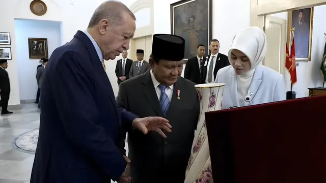 Momen Presiden Prabowo Subianto bersama dengan Presiden Turki Recep Tayyip Erdogan bertukar cinderamata di Istana Bogor, Jawa Barat, Rabu (12/2/2025).