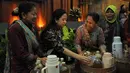 Menko PMK Puan Maharani berbincang dengan para penjual jamu keliling di sela-sela  acara minum jamu bersama di gedung Kementerian Perindustrian, Jakarta Jumat (16/1/2015). (Liputan6.com/Herman Zakharia)