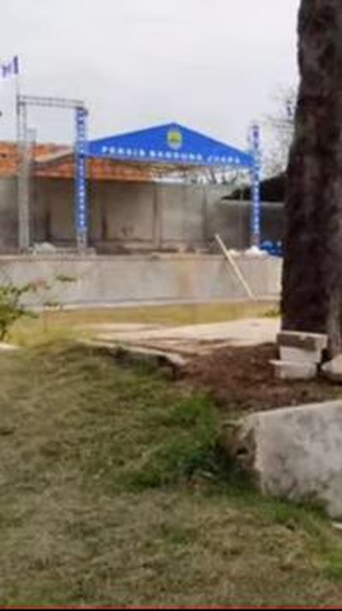 Tak kalah menakjubkan, pada bagian belakang rumahnya terdapat sebuah halaman luas yang mirip dengan lapangan sepak bola beserta panggung mini. Lapangan tersebut mampu menampung orang banyak dengan luas yang memadai.