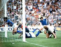 Gol pertama Italia yang dicetak Paolo Rossi dalam babak final melawan Jerman Barat.