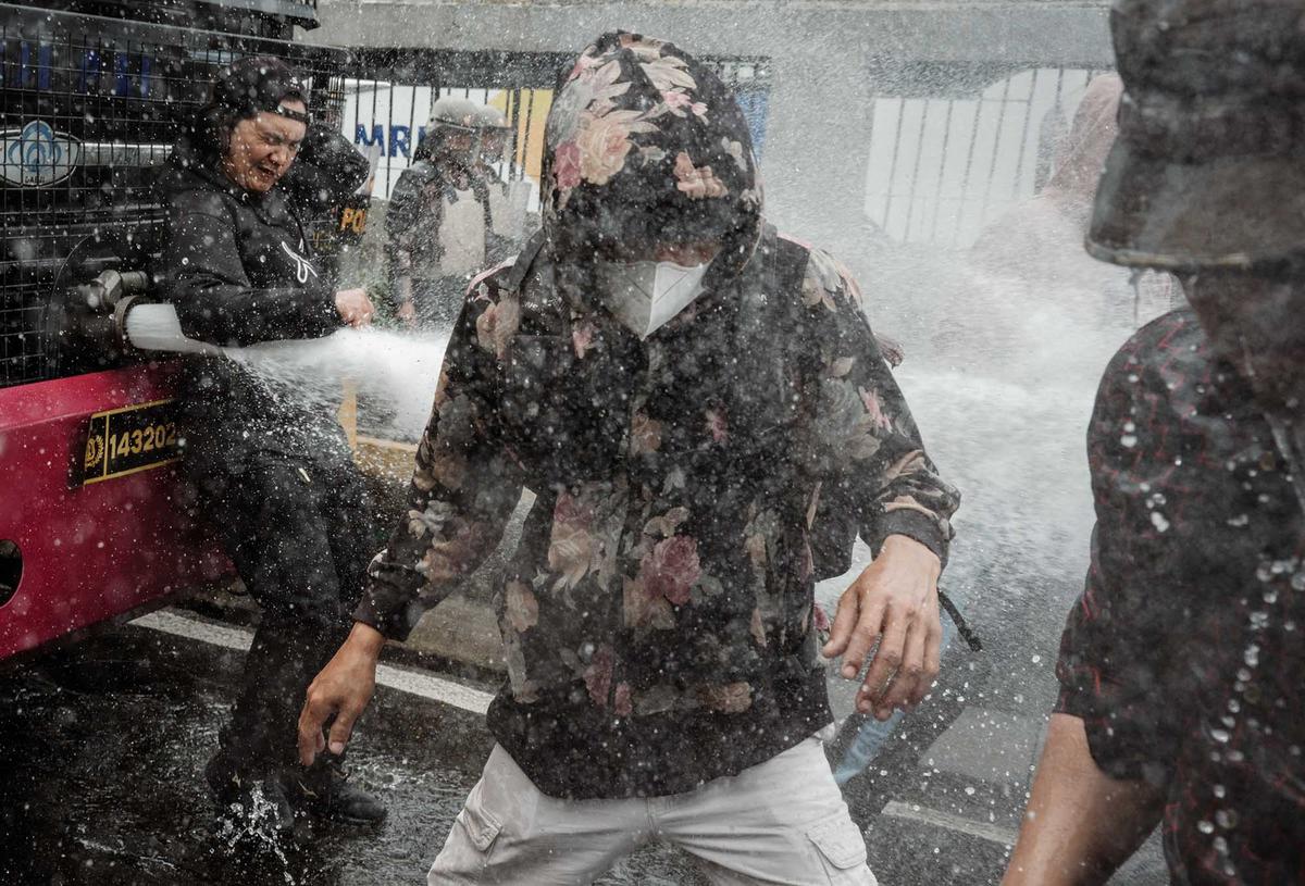 FOTO: Aksi  Demo DPR 25 Agustus, Massa Bentrok dengan Aparat