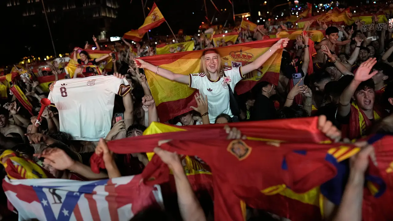 Para suporter Spanyol berselebrasi di pusat kota Madrid