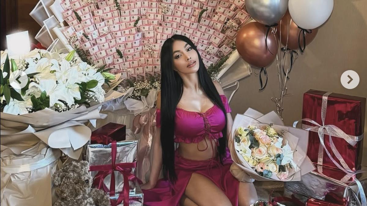 Penampilan Denada di Usia 47 Tahun, Tampil Glamor dikelilingi Hadiah Gemerlap