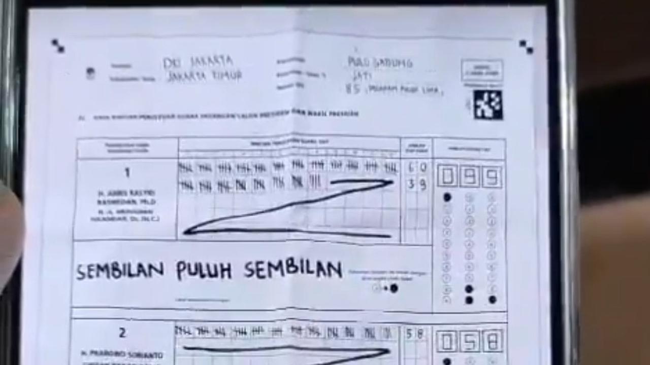 Kemudian, lanjut Pratama, sistem itu seharusnya juga menolak jika penjumlahan jumlah suara sah ditambah surat suara tidak sah dengan baris jumlah seluruh suara sah dan suara tidak sah.