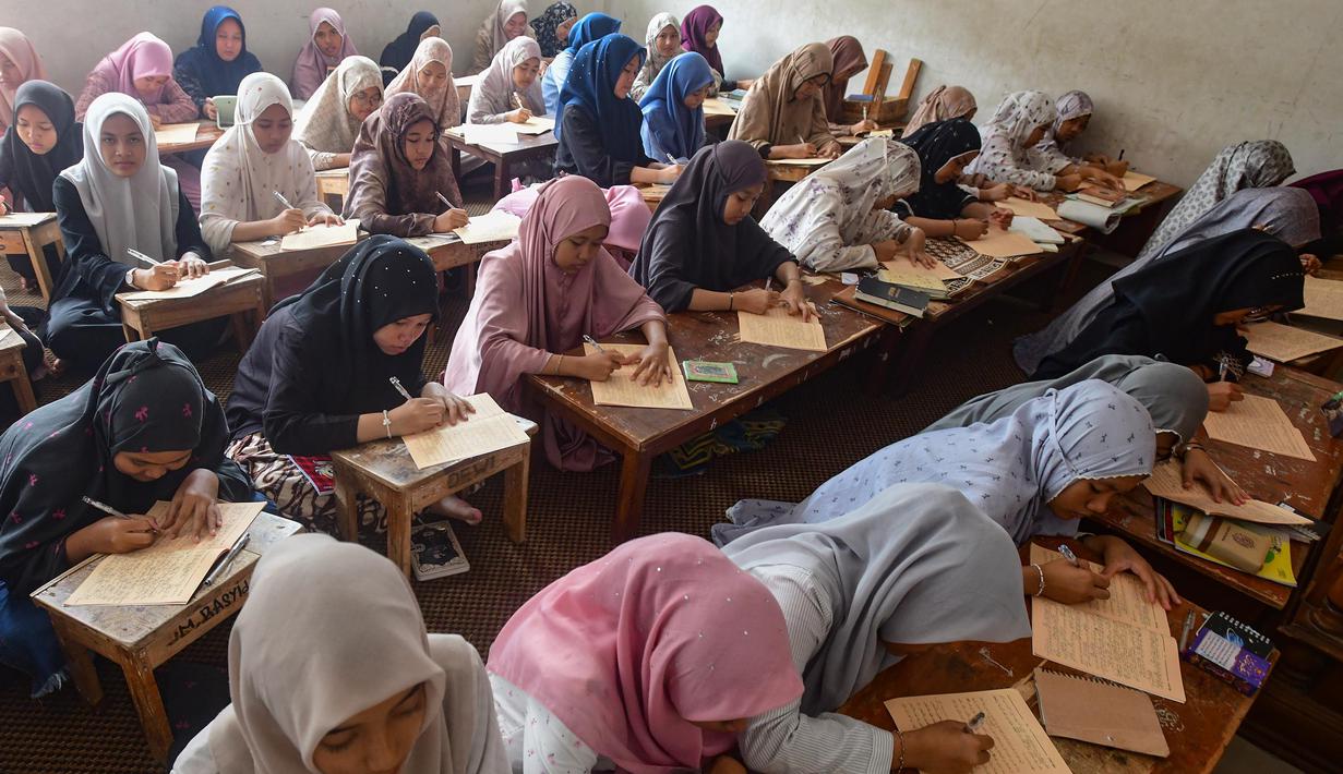 Kegiatan ini dilakukan secara intensif selama bulan suci Ramadan hingga pertengahan Maret 2026. Tampak dalam foto, para santriwati saat mengikuti kegiatan belajar mengajar kajian kitab kuning Ayyuhal Walad di Pondok Pesantren (Ponpes) Sirajussa’ Adah di Limo, Depok, Jawa Barat, Kamis (26/2/2026). (merdeka.com/Arie Basuki)