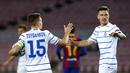 Pemain Dynamo Kyiv Viktor Tsyhankov (kiri) melakukan selebrasi bersama rekan setimnya Benjamin Verbic usai mencetak gol ke gawang Barcelona pada pertandingan Grup G Liga Champions di Camp Nou, Barcelona, Spanyol, Rabu (4/11/2020). Barcelona menang 2-1. (AP Photo/Joan Monfort)