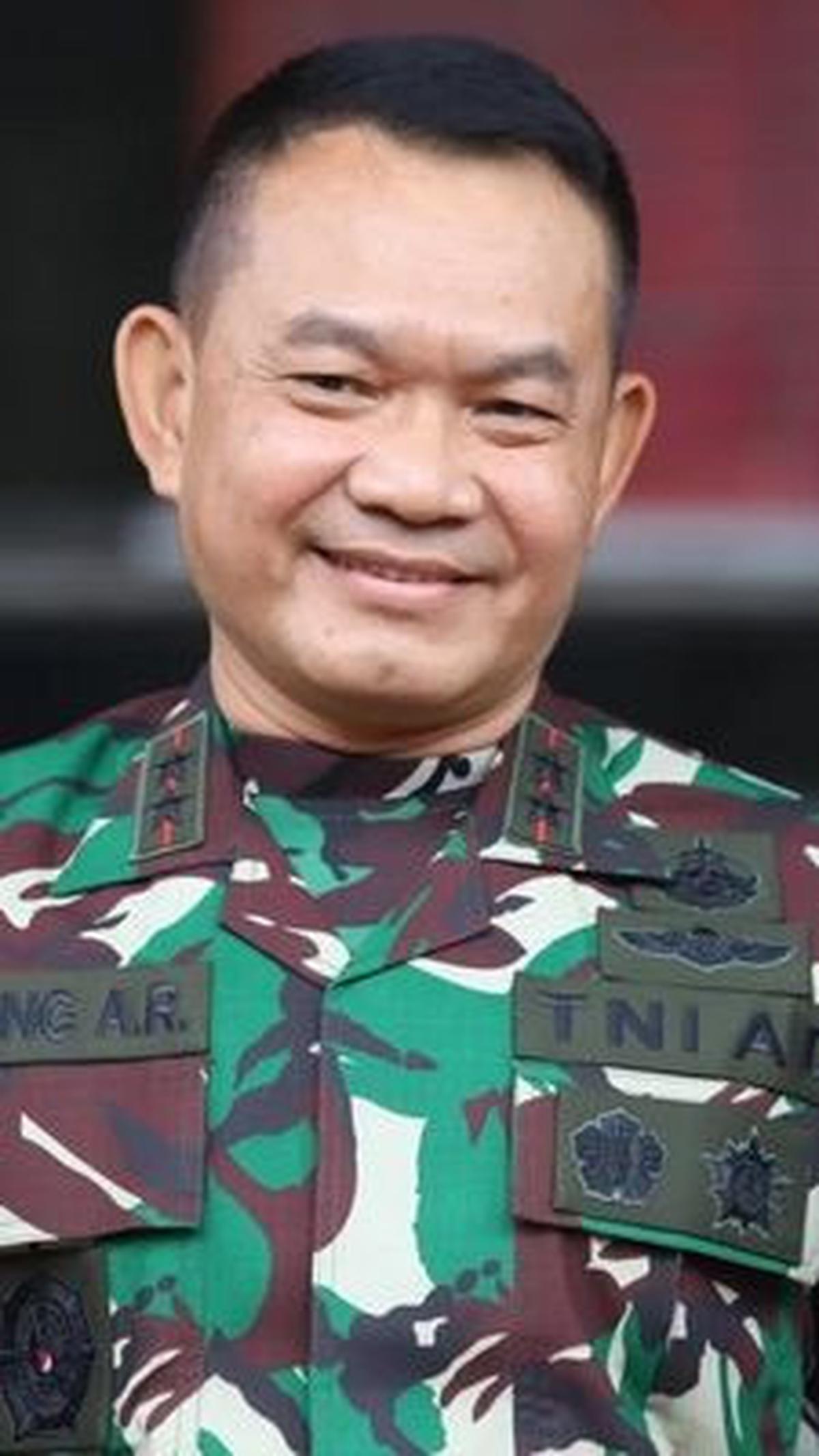 "Saya kira, hingga saat ini jika tidak ada kejutan, mereka memiliki peluang lebih besar untuk masuk bursa Kasad berikutnya. Kejutan seperti apa? Ya kita masih harus melihat gelombang mutasi TNI pada Agustus atau September mendatang," kata Pengamat militer