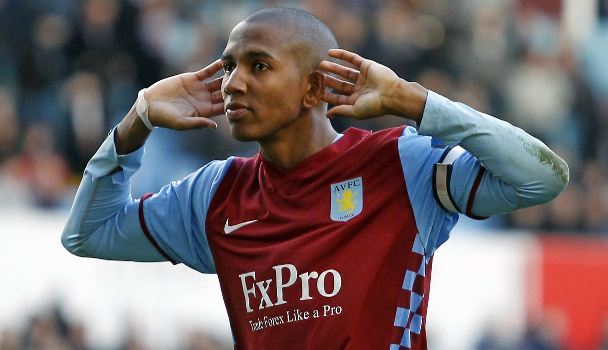 Ashley Young tercatat telah bermain sebanyak 374 kali di Liga Inggris bersama Manchester United, Aston Villa, dan Watford. Hingga saat ini, Young mampu menorehkan 86 assist dan 47 gol. Ia juga pernah merasakan gelar juara Liga Inggris bersama MU pada musim 2012/2013. (AFP/Ian Kington)