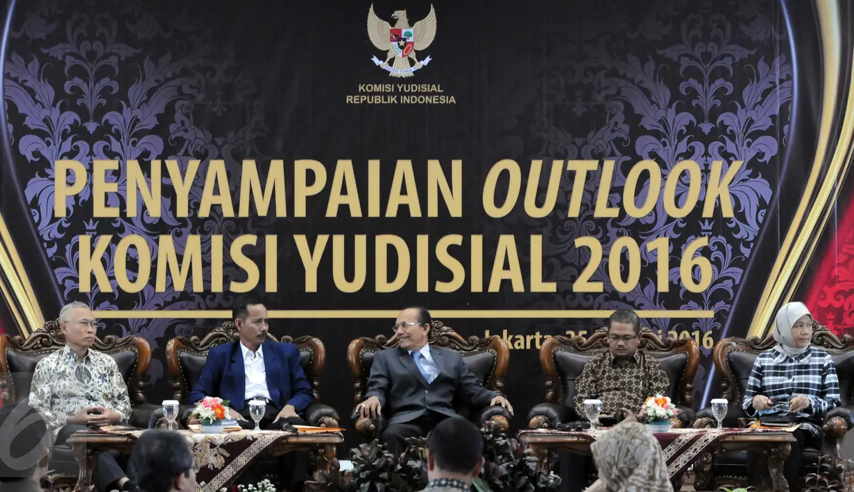 Ketua SDM KY Sumartoyo , Ketua HUB antar Lembaga, Joko Sasmito, Plt ketua KY, Maradaman Harahap,  Waketua sementara KY Farid Wajdi, Ketua Bid Pengawasan Hakim Sukma Violetta (ki-ka) saat 'Outlook' KY di Jakarta, Senin (25/1). (Liputan6.com/Helmi Afandi)