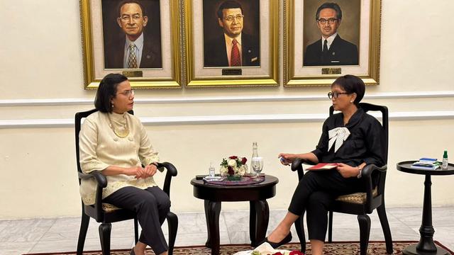 Menteri Luar Negeri Retno Marsudi (kanan) dan Menteri Keuangan Sri Mulyani Indrawati (kiri) dalam Penandatanganan MoU Kerja Sama di Jakarta, Senin (14/8/2023). (Liputan6/Benedikta Miranti)