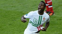 Silvestre Varela. Gelandang Timnas Portugal ini pensiun dari timnas usai Piala Dunia 2014 saat berusia 29 tahun. Ia total tampil 27 kali dengan torehan 5 gol dan 3 assist. Ia menjadi bagian skuat Seleccao di Euro 2012 dan Piala Dunia 2014. (AFP/Anne-Christine Poujoulat)