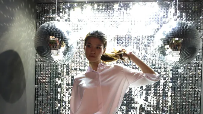 <p>AI Party Mode, fitur yang bisa menambah efek cahaya kreatif seperti bentuk starburst (bintang) atau heart (hati) di latar belakang agar hasil fotonya lebih hidup. (Liputan6.com/Anka Fergy Agustian)</p>