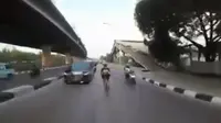 Viral Aksi Nekat Pesepeda Lawan Arus di Jalanan