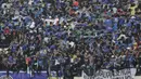 Bobotoh saat mendukung Persib Bandung melawan Persiwa Wamena pada laga Piala Indonesia di Stadion Si Jalak Harupat, Bandung, Senin (11/2). Persib menang 7-0 atas Persiwa. (Bola.com/M Iqbal Ichsan)