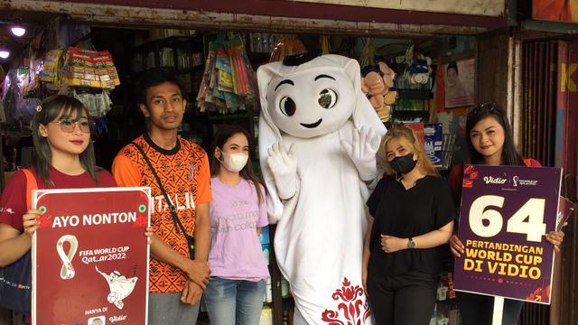 Foto: Hari Kedua di Banjarmasin, Maskot Piala Dunia 2022 La'eeb Sambangi Pasar Anyar