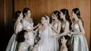 Para bridesmaid Enzy Storia tampil cantik dengan gaun berwarna silver. Jessica Mila sendiri tampil cantik mengenakan strappy midi dress dengan detail bagian dada berbentuk hati. Foto: Instagram.