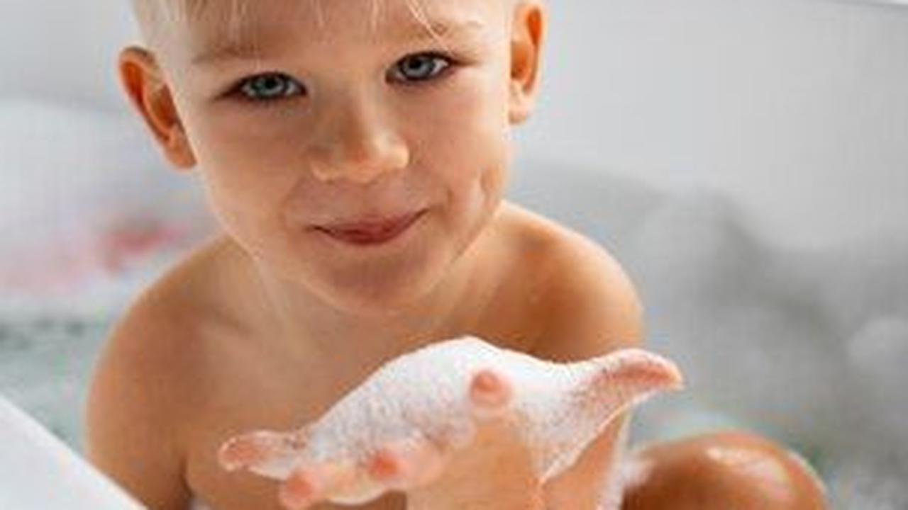 Sodium lauryl sulfate, atau yang lebih dikenal sebagai SLS, adalah zat yang sering kita temui dalam produk-produk perawatan tubuh sehari-hari, seperti sabun mandi, sampo, pasta gigi, dan deterjen.