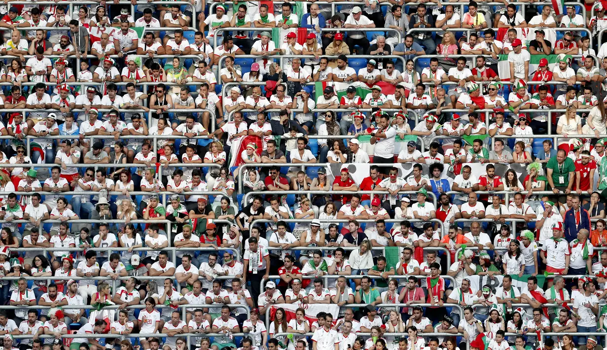 Suasana suporter Iran dan Maroko saat berbaur menyaksikan laga grup B Piala Dunia 2018  di St. Petersburg Stadium, Rusia, (15/6/2018). Iran menang 1-0. (AP/Darko Vojinovic)