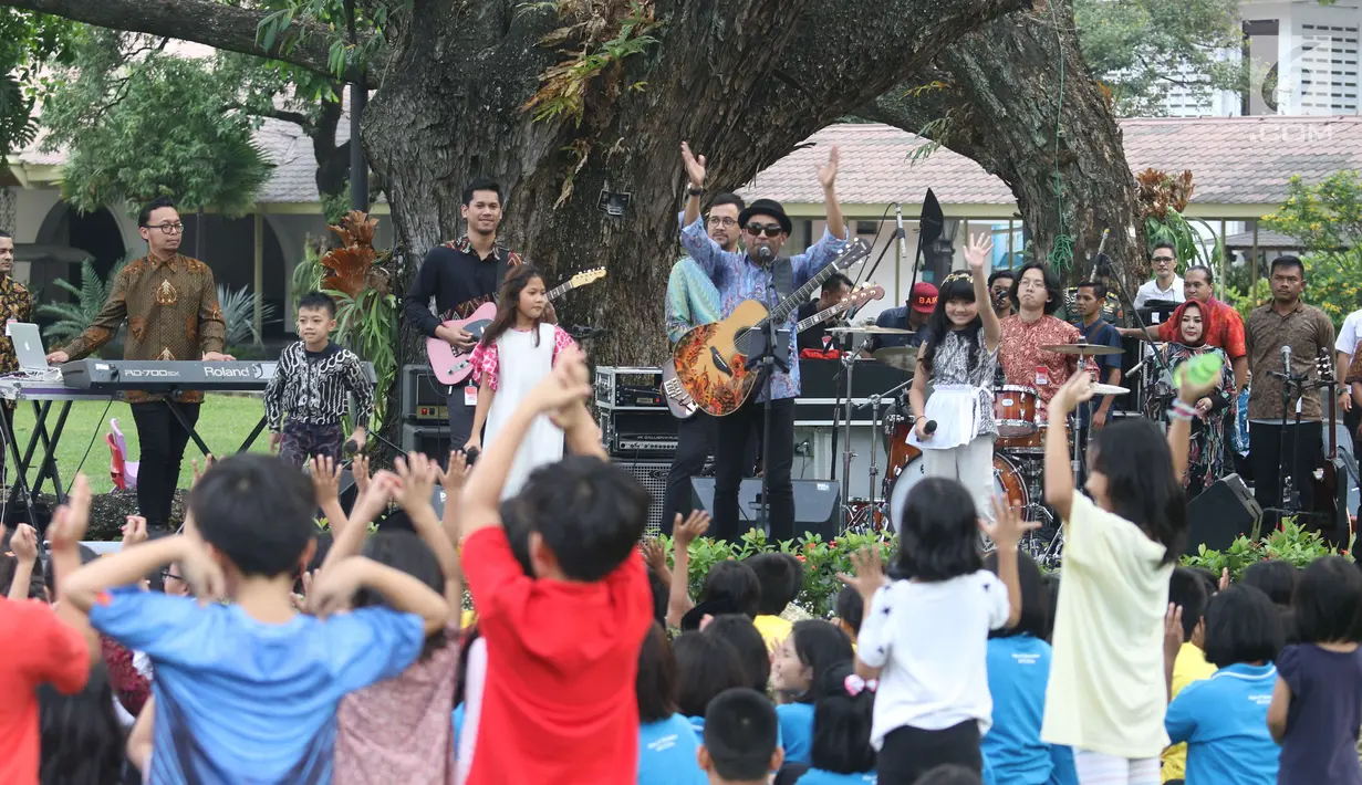 Penyanyi Glenn Fredly saat menghibur anak-anak di Halaman Istana Negara, Jakarta, Jumat (20/7). Presiden Jokowi dan Ibu Negara iriana menagajak anak anak tersebut bermain, berdendang, dan berimajinasi. (Liputan6.com/Angga Yuniar)