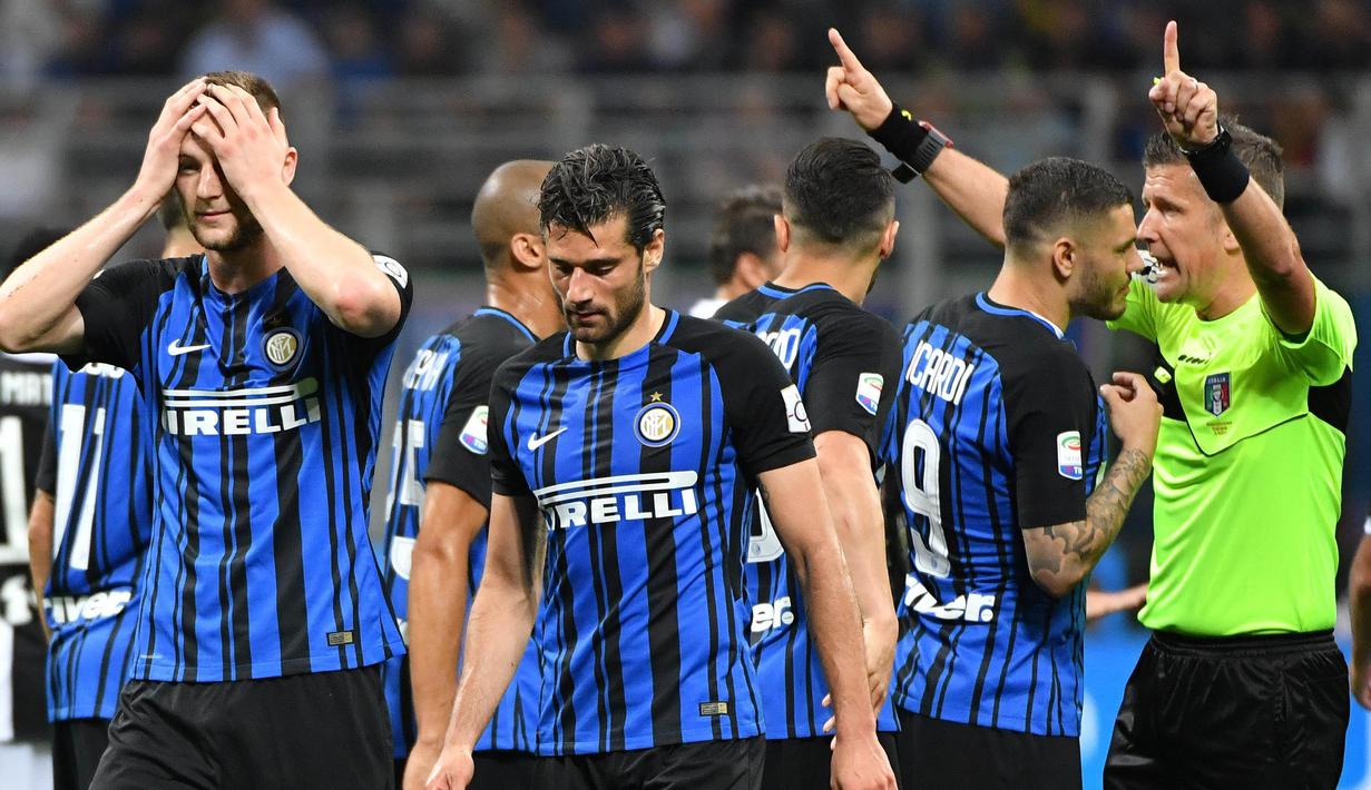 Para pemain Inter Milan tampak kecewa usai dikalahkan Juventus pada laga Serie A di Stadion Giuseppe Meazza, Sabtu (28/4/2018). Inter Milan takluk 2-3 dari Juventus. (AP/Matteo Bazzi)