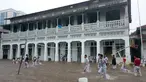  Siswa SMK 1 Budi Utomo beraktivitas di tengah genangan hujan yang merendam sekolah mereka, Jakarta, Senin (9/2/2015). (Antara Foto/Fanny Octavianus)