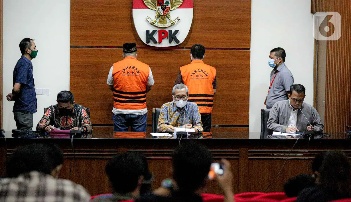 <p>Wakil Ketua KPK Alexander Marwata (tengah) menyampaikan keterangan terkait penetapan tersangka kasus dugaan korupsi pengadaan tanah pembangunan SMKN 7 Tangerang Selatan di Gedung Merah Putih KPK, Jakarta, Selasa (26/4/2022). KPK menahan dua pihak swasta sebagai tersangka kasus dugaan korupsi pengadaan tanah untuk pembangunan SMKN 7 Tangerang Selatan. (Liputan6.com/Faizal Fanani)</p>