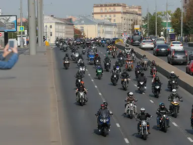 Orang-orang memotret para pengendara motor yang berkendara di sepanjang jalan lingkar Garden dalam sebuah parade sepeda di Moskow, Rusia, pada 26 September 2020. Beberapa ribu pengendara sepeda motor ikut serta dalam parade tersebut. (Xinhua/Alexander Zemlianichenko Jr)
