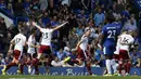 Sam Vokes (tengah) merayakan gol keduanya ke gawang Chelsea pada laga perdana Premier League 2017-2018 di Stamford Bridge, (12/8/2017). (AFP/Ian Kington)